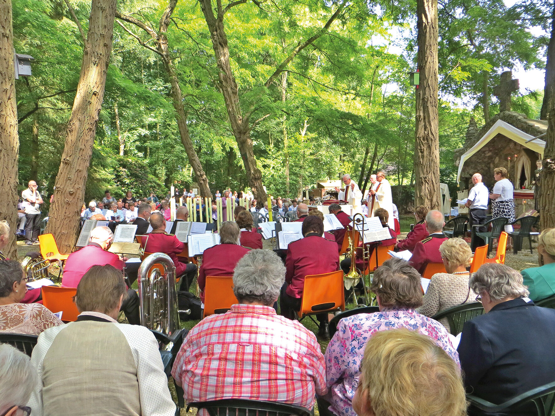 Barger Oosterveld (Emmen): de bedevaart begint met een eucharistieviering in openlucht midden in het processiepark naast de kerk.